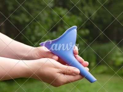 using women pee funnel in outdoors